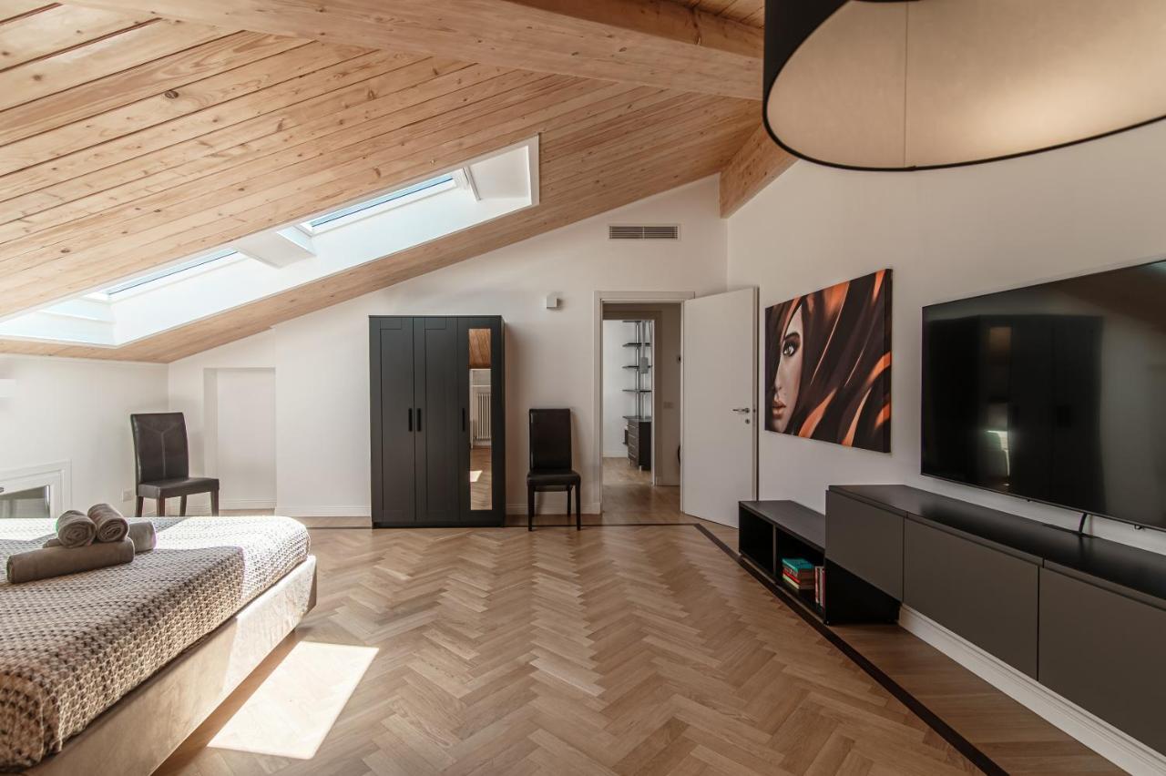Attic 64 - The House Of Travelers Apartman Como Kültér fotó